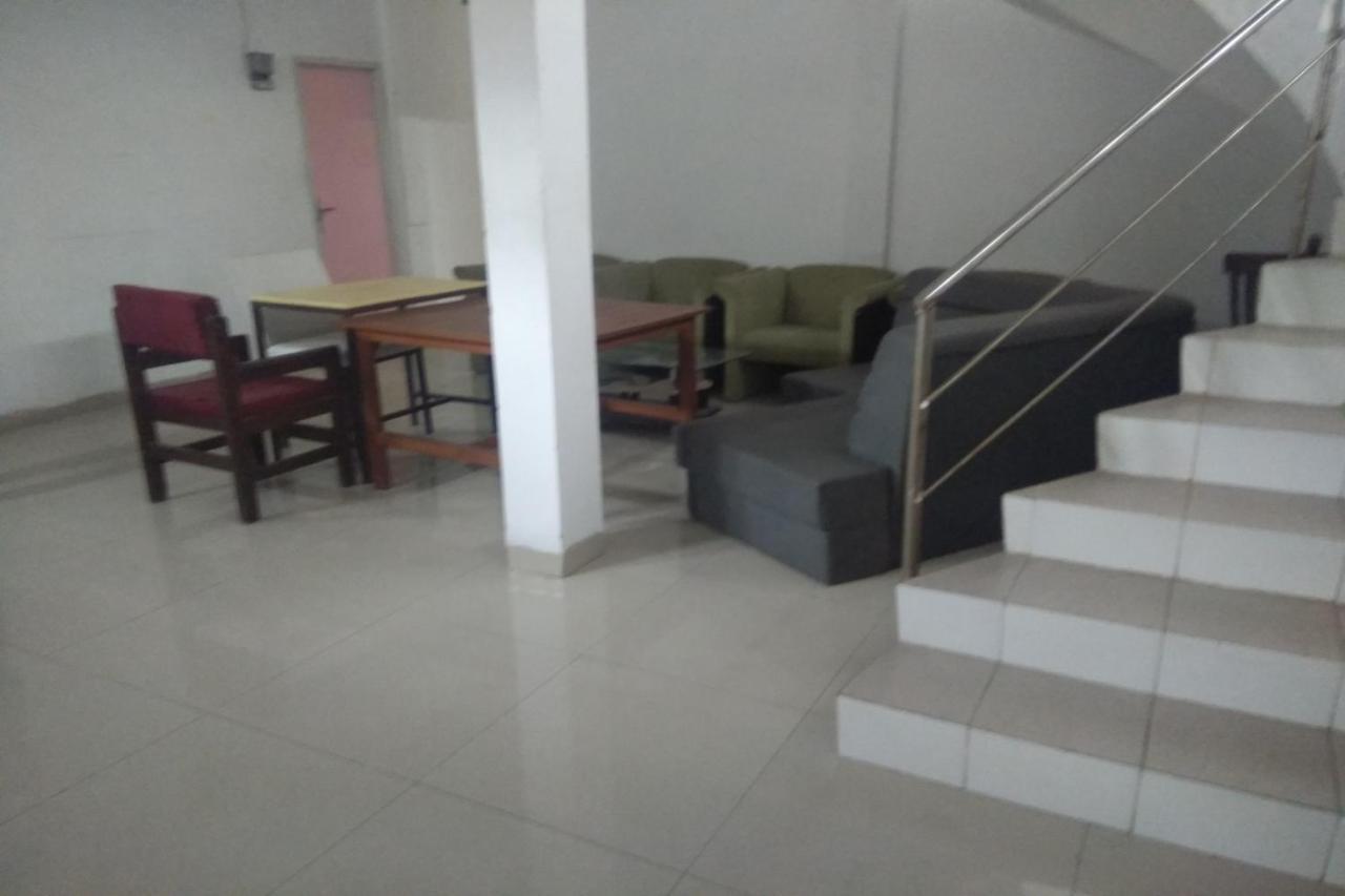 Charisma Homestay Surabaya Eksteriør billede