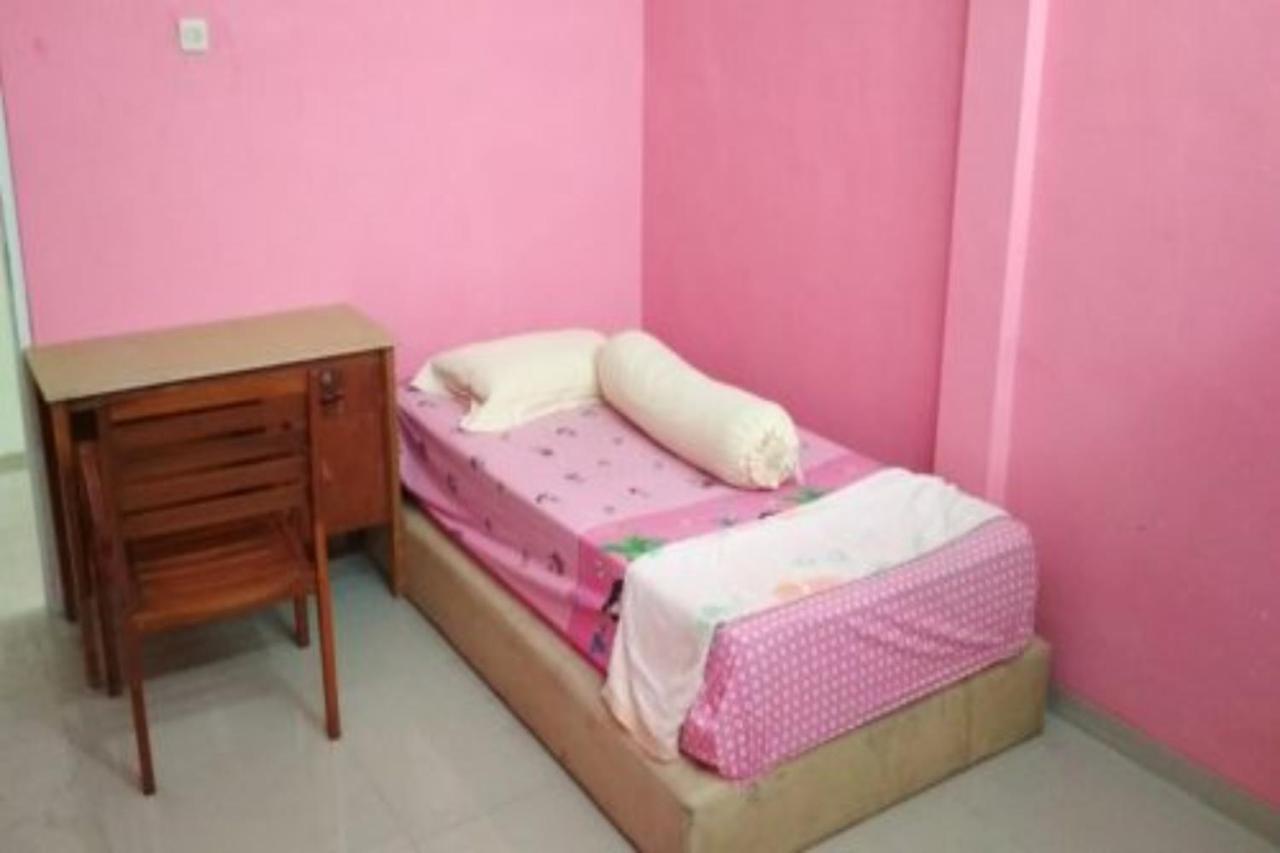 Charisma Homestay Surabaya Eksteriør billede