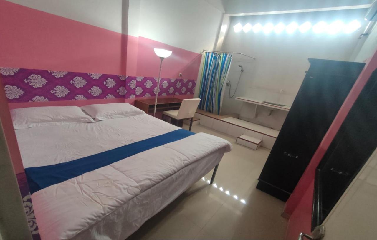 Charisma Homestay Surabaya Eksteriør billede